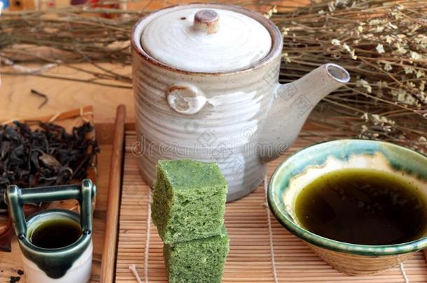 绿茶蛋糕日本甜点和绿茶。