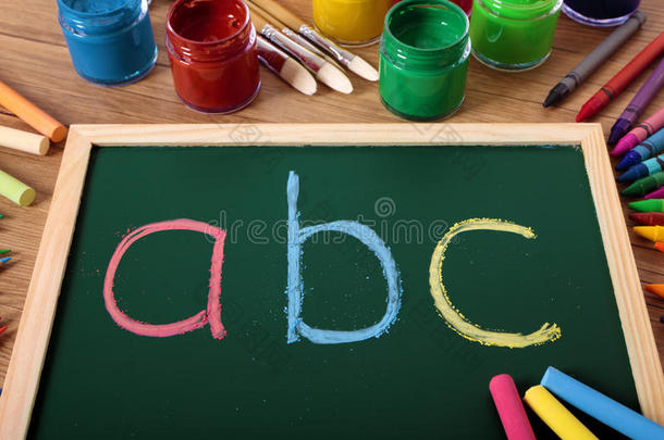 ABC字母粉笔黑板，学前阅读和写作课