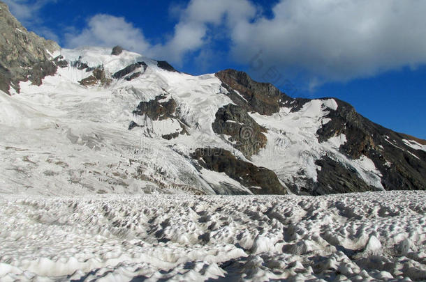 冰川和岩石山峰