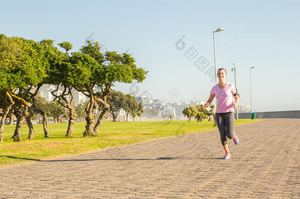 专注<strong>运动</strong>的金发女郎在<strong>长廊</strong>慢跑