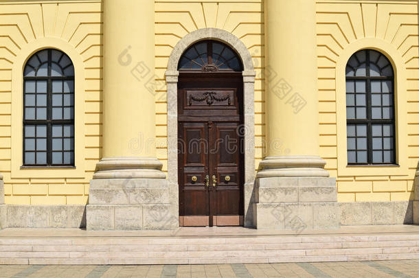 教堂的门和窗户