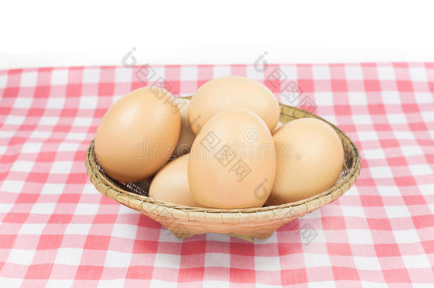 鸡蛋在篮子粉红色格子白色背景