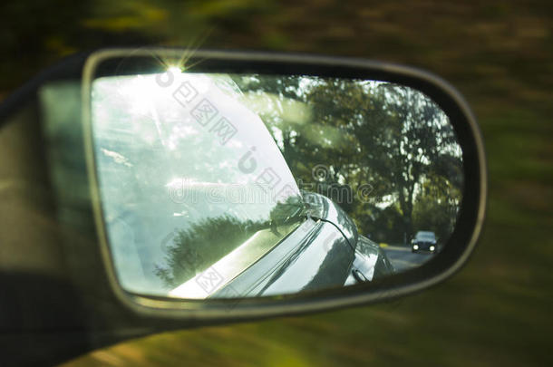 汽车在驾驶镜中有距离