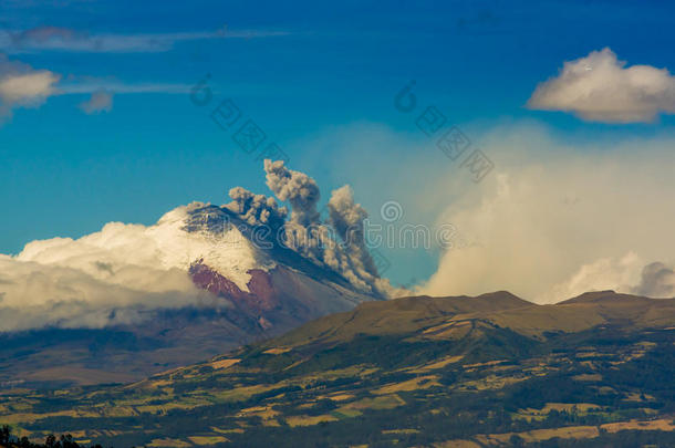 厄瓜多尔科托帕西火山喷发，南部