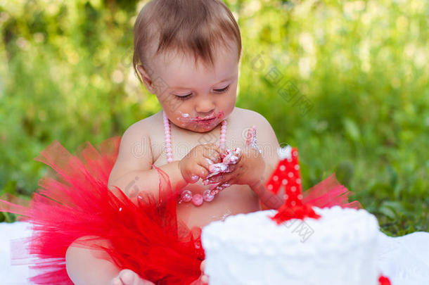 宝宝吃她一岁生日蛋糕