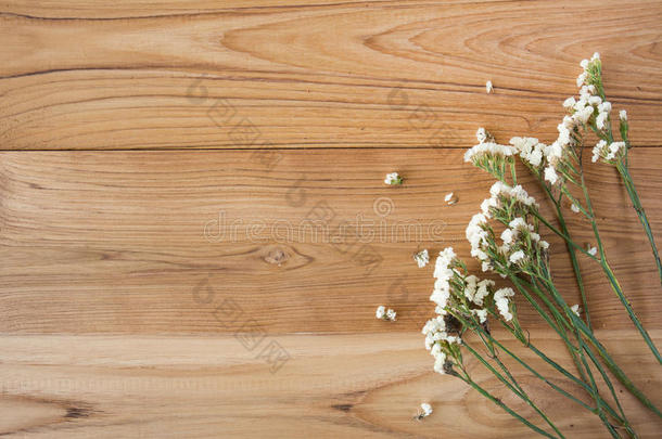 <strong>木质纹理背景</strong>上的夏季花朵