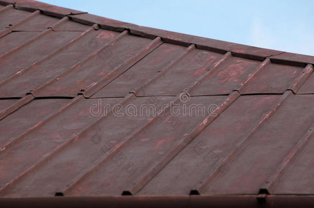 恶劣条件金属屋顶表面。