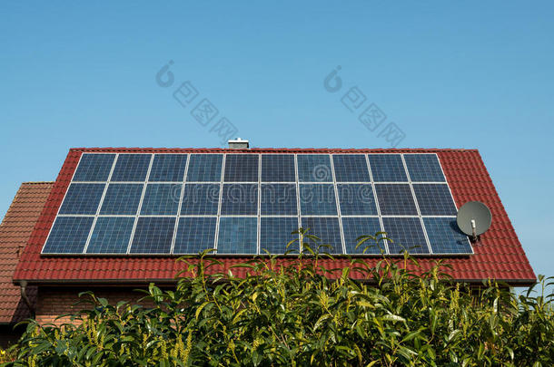 红色屋顶上的太阳能电池板