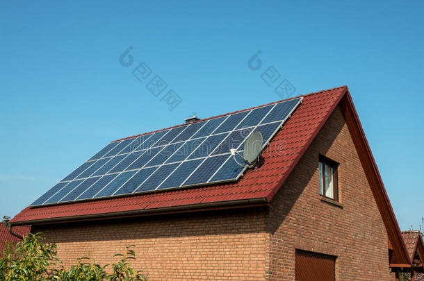 红色屋顶上的太阳能电池板
