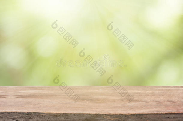 有阳光背景的空木桌。