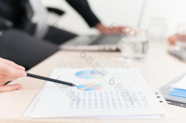 商务会议期间桌子上的特写图和图表