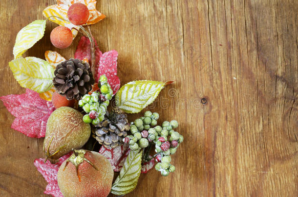 感恩节用水果和树叶装饰的秋季构图