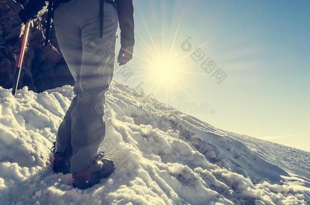 用冰爪和冰斧关闭徒步旅行鞋。