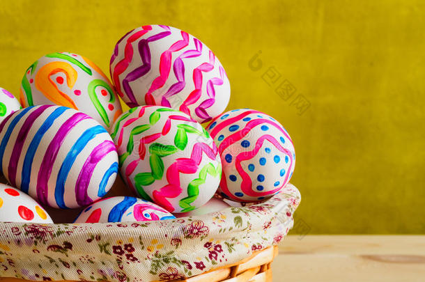 柳条篮子里颜色鲜艳的鸡蛋