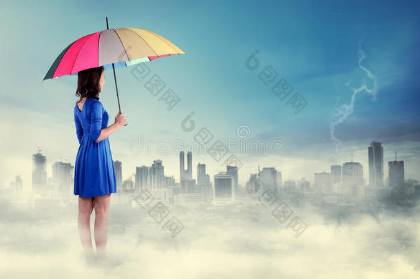 站在云端撑伞的亚洲美女