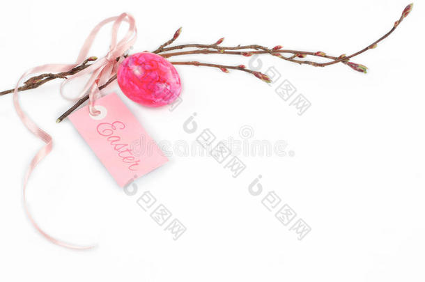 复活节装饰有粉红色的鸡蛋和春天的树枝