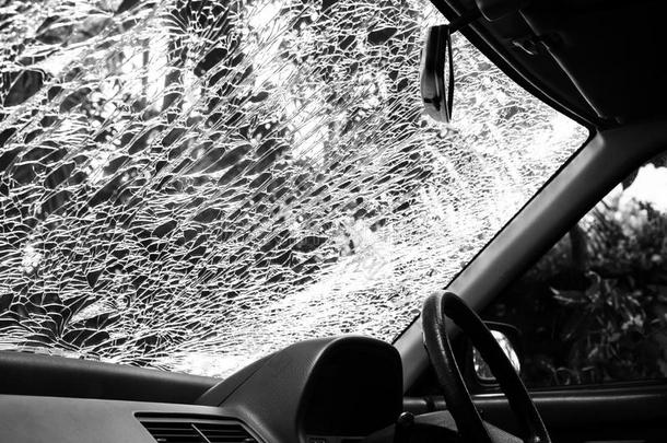 汽车内部损坏的玻璃(汽车挡风玻璃