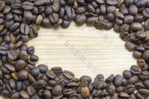 木制<strong>桌子</strong>上的咖啡豆，有<strong>圆形</strong>的空间