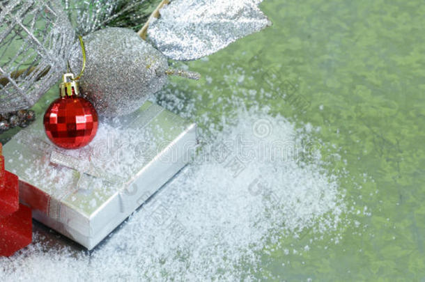 圣诞背景冷杉树枝与银色装饰