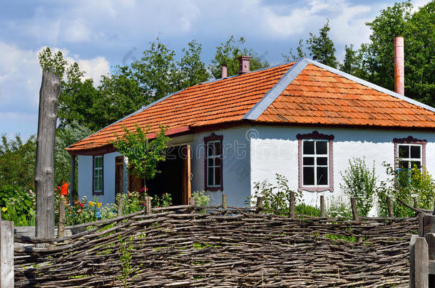 正宗的乌克兰古房子，有茅草屋顶。