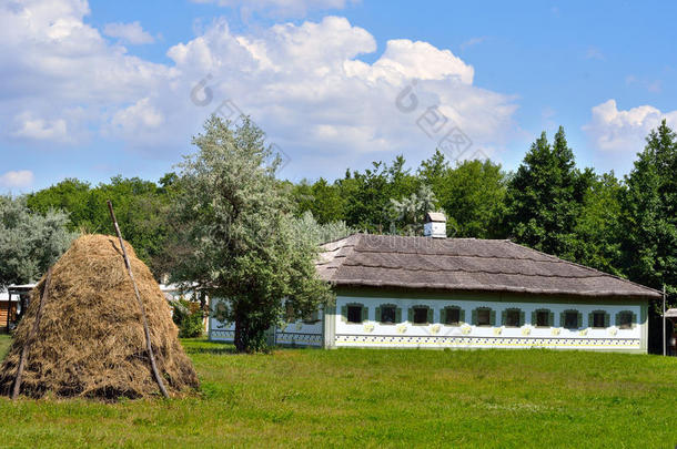 <strong>正宗</strong>的乌克兰古房子，有茅草屋顶。