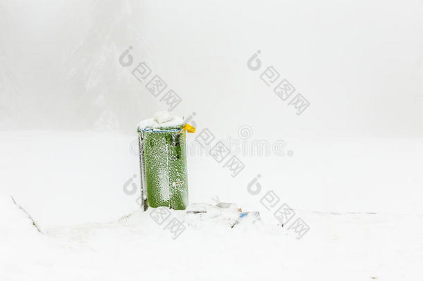 冬天的<strong>垃圾</strong>箱和赫塞的费尔德堡的雪暴