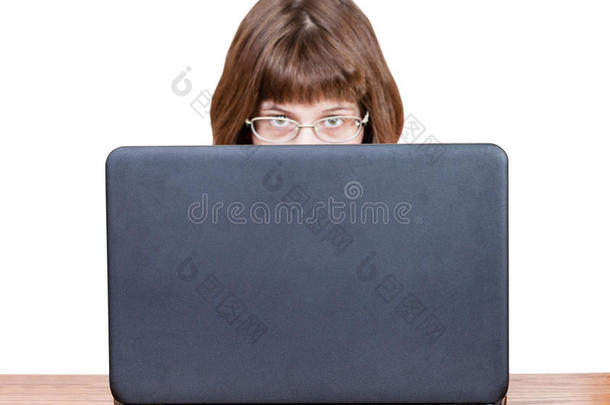 戴眼镜的女孩看着<strong>笔记</strong>本电脑的<strong>封面</strong>