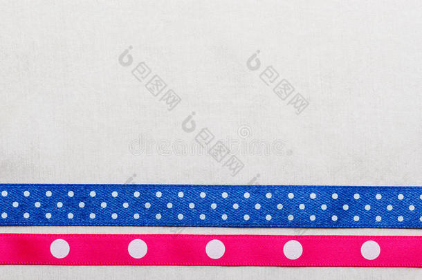 白色布上点缀蓝色粉红色丝带框架