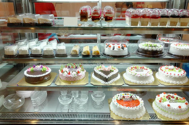 蛋糕店有各种各样的蛋糕