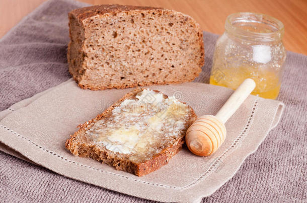 新鲜黑麦面包，黄油和蜂蜜，特写，水平