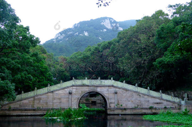 湖面上的一座石桥