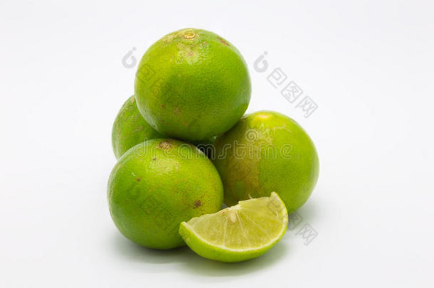 新鲜的绿色柠檬水果和切片在白色背景