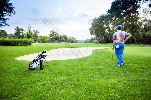 美丽的高尔夫风景与高尔夫球手举行俱乐部