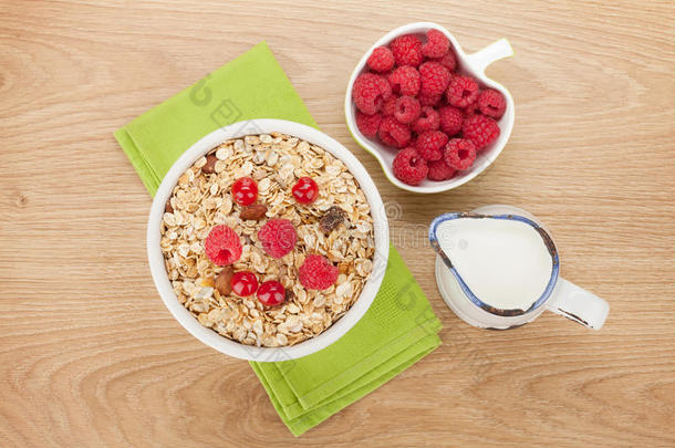 健康早餐，含麦片、浆果和牛奶