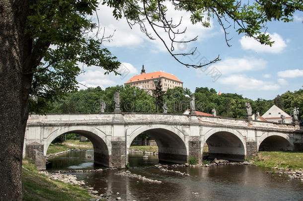 巴洛克桥与雕像和城堡在最南的纳德奥斯拉沃