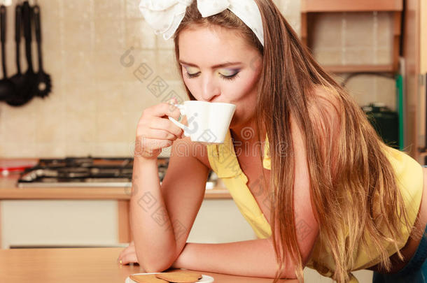 带姜饼饼干的女孩喝茶咖啡。