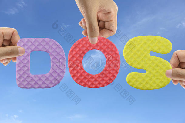 手工排列字母表DoS的缩写磁盘操作系统。