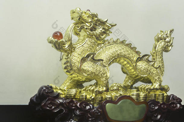 中国金龙雕像。
