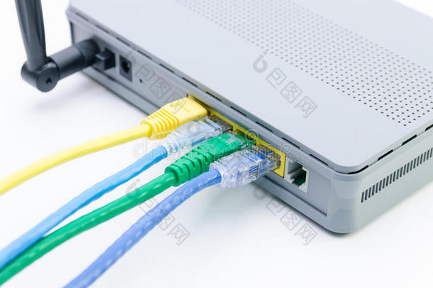 连接到白色<strong>wifi路由器</strong>的网络电缆的特写