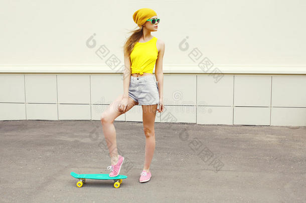 时尚潮人酷女人与滑板