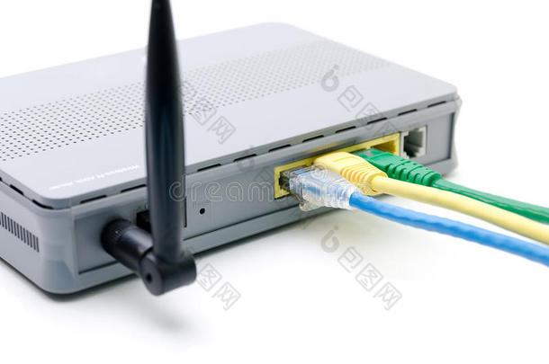 连接到<strong>wifi路由器</strong>的网络电缆的特写