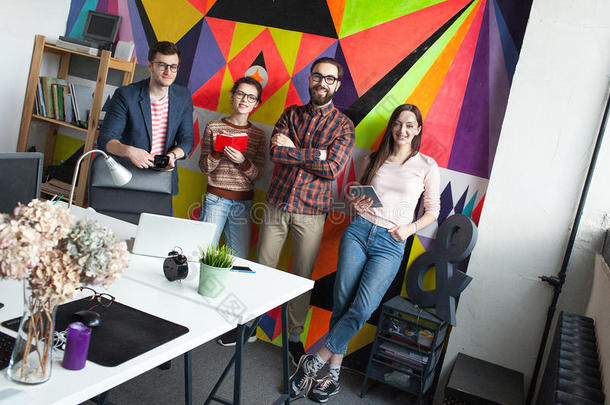 四位同事在现代办公室工作的创意团队