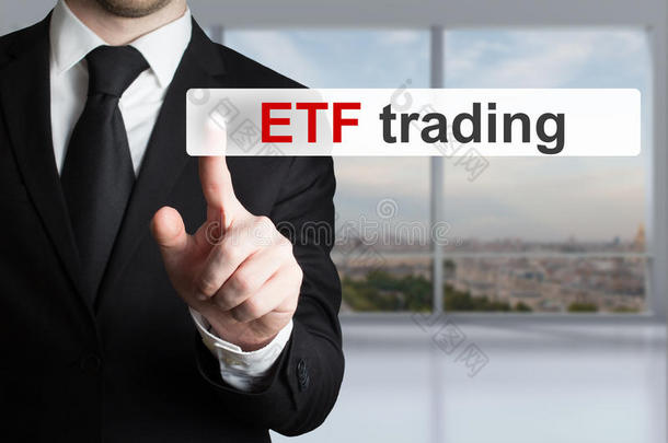 商人按触摸屏按钮ETF交易