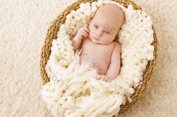婴儿在篮子里，新出生的孩子躺在毯子里，一个月的新生儿