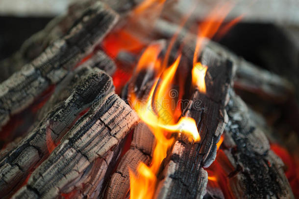 美丽的火与<strong>火焰</strong>烧焦的木材