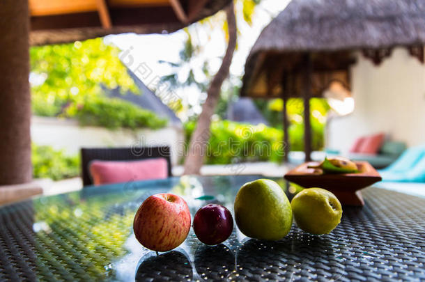 水果在<strong>四季</strong>度假胜地马尔代夫在库达胡拉的桌子上