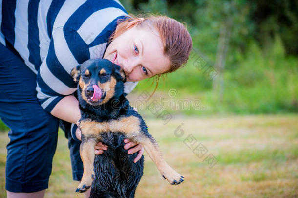 女人抱宠物狗
