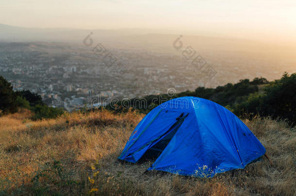 城市附近一座小山上的蓝色帐篷