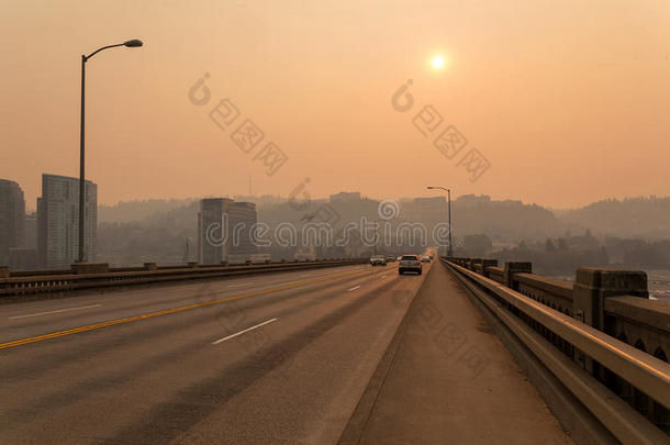 波特兰罗斯岛大桥下午的雾霾