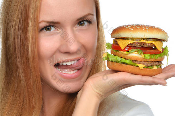 快餐饮食概念妇女持有奶酪汉堡三明治与c